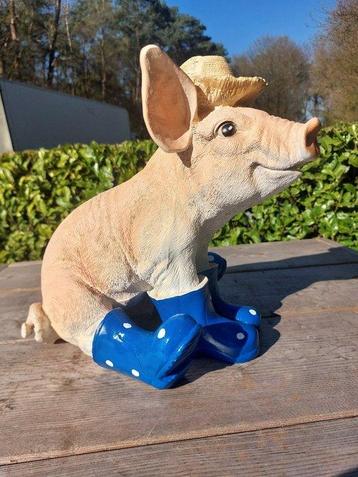 Statue, young pig with boots - 29 cm - polyrésine