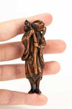 Een fijn netsuke van hagenhout van een sennin met staf en