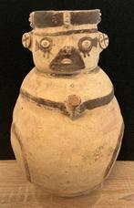 Culture Chancay - grande urne avec une figure tenant un kero