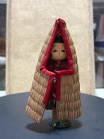 Figuur - Kokeshi Doll (Woman in a Straw Raincoat) - Hout, Antiek en Kunst
