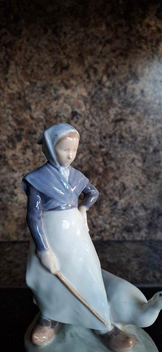 Royal Copenhagen - Beeldje - Girl with Goose - Porselein, Antiek en Kunst, Antiek | Glaswerk en Kristal