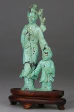 Statuette Kwanyin en Gevormde jongen - Beeld - Houten sokkel