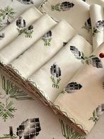 Deken van puur linnen, tien bijpassende servetten, met de