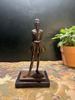 Naar Edgar Degas (1834-1917) - Statue, De jonge danseres -
