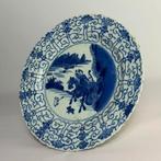 Een Chinees blauw-wit porseleinen bord versierd met een