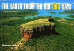 Earth from the Air - 365 days 9780500542781 Arthus-Bertrand, Boeken, Overige Boeken, Zo goed als nieuw, Verzenden