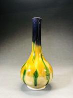 Vaas - Porselein, Een vaas met één bloem in drie kleuren