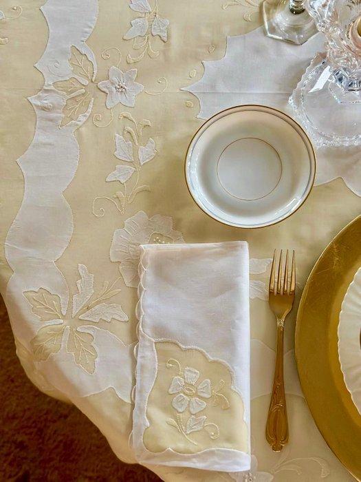 Kleed en twaalf geweven linnen servetten met borduursel, Antiek en Kunst, Kunst | Designobjecten