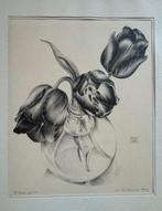 Hendrik Voskuijl (1893-1980) - Glazen vaas met tulpen