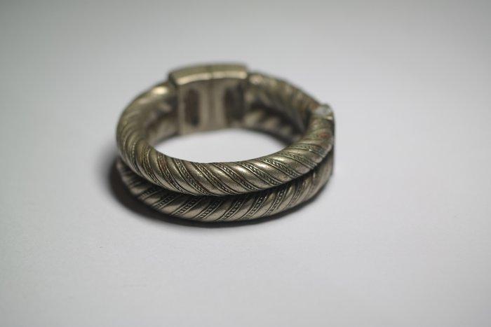 Heavy Twisted Silver Bracelet (204g) 19th–Early 20th Century, Postzegels en Munten, Munten | Azië