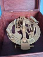 Divers articles nautiques dans des boîtes - Bois, Laiton