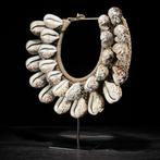 NO RESERVE PRICE - SN22 - Decorative shell necklace on a