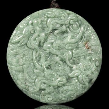 Armband in gesneden jade met draakmotief – witte kwarts