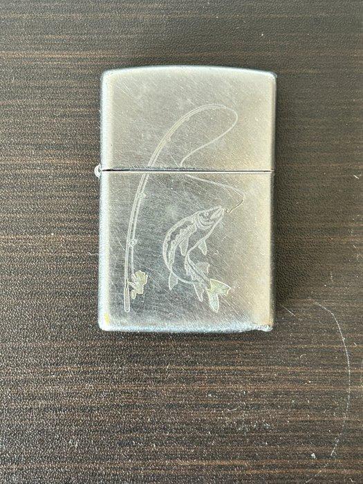 Zippo - J19 Fish on! - Zonder Minimumprijs - Aansteker -, Verzamelen, Rookartikelen, Aanstekers en Luciferdoosjes