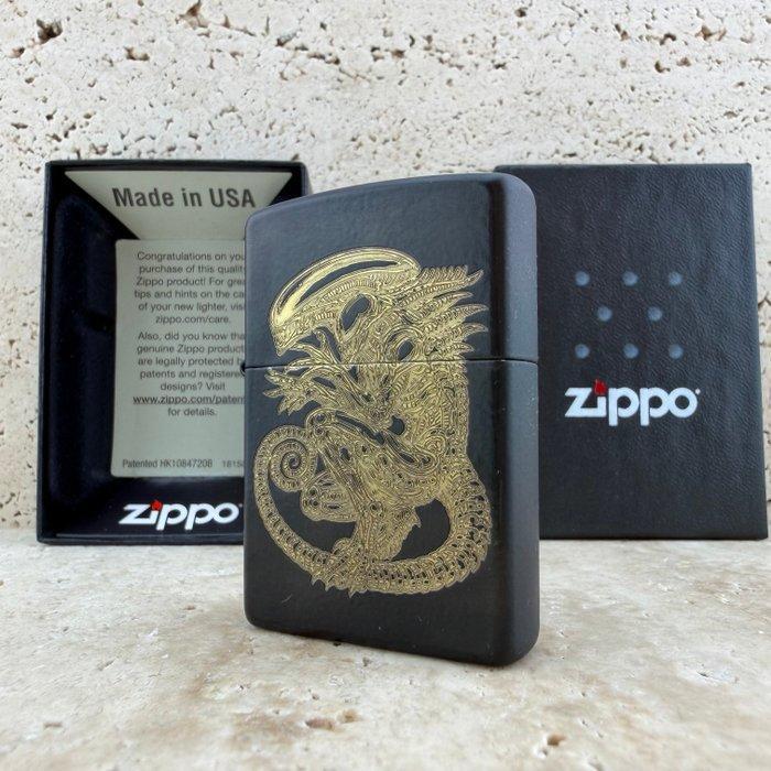 Zippo - Alien - Black Matte - Zonder minimumprijs -, Verzamelen, Rookartikelen, Aanstekers en Luciferdoosjes