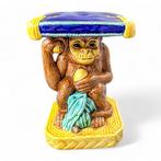 Minton style majolica pedestal stand of monkey holding fruit, Antiek en Kunst