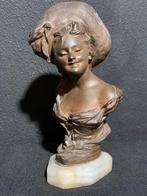 G. Van der Straeten - Buste, Young woman with hat. - 18.5 cm, Antiek en Kunst