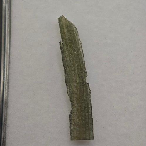 2,55 ct XXL zwaard Moldavite - Hoogte: 30.8 mm - Breedte:, Verzamelen, Mineralen en Fossielen