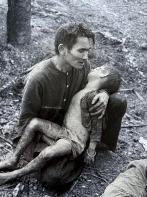 Dana Hazen Stone - Vietnam war 1967.  A father mourns a he, Antiek en Kunst, Kunst | Schilderijen | Modern