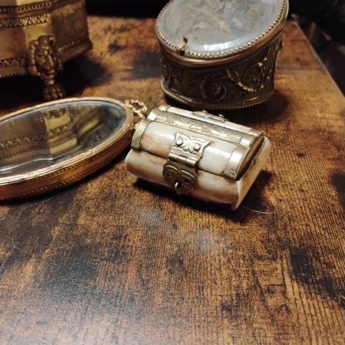 Sieradendoos (5) - Messing, Glas, Been, Hoorn, Metaal - Set, Antiek en Kunst, Curiosa en Brocante