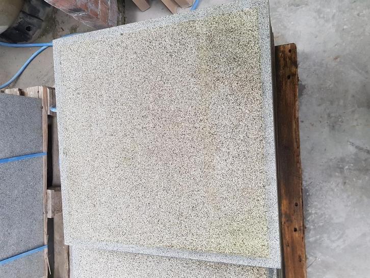 Dalles G654 bouchardé bords lisses 60x60x5 liquidation stock, Doe-het-zelf en Bouw, Tegels, Ophalen