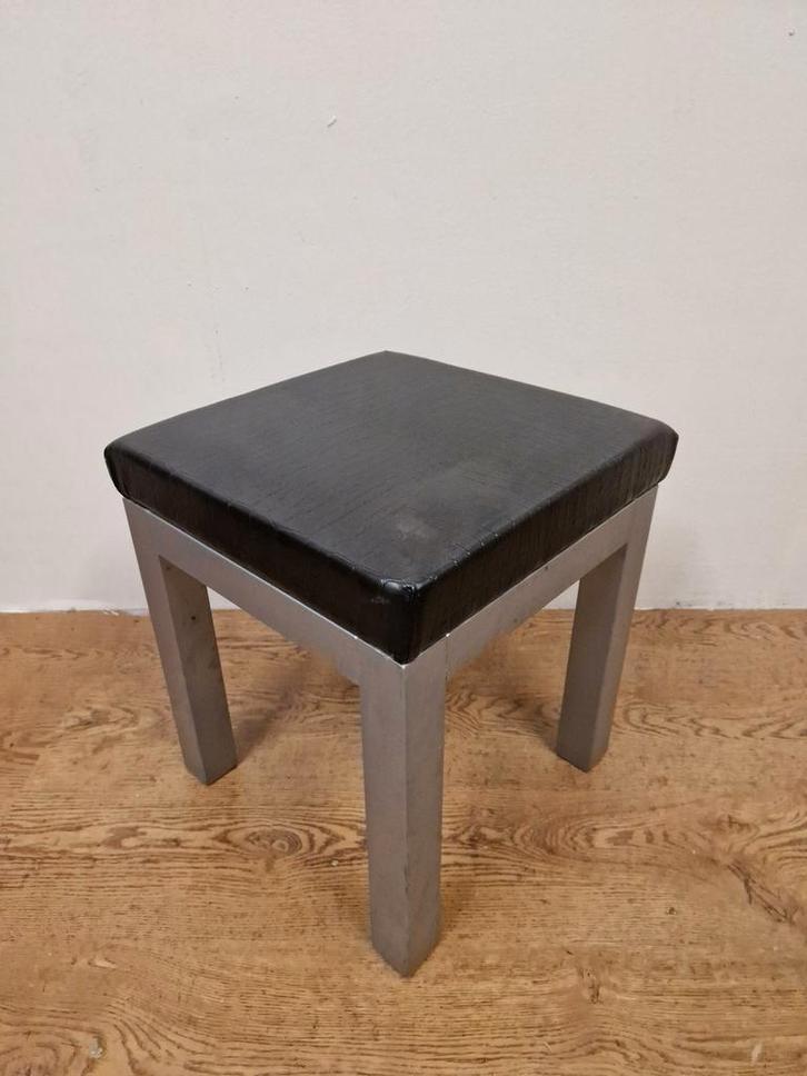 Gebruikte ( bijzet ) Kruk K753- Vintage/Café, Huis en Inrichting, Barkrukken, Ophalen