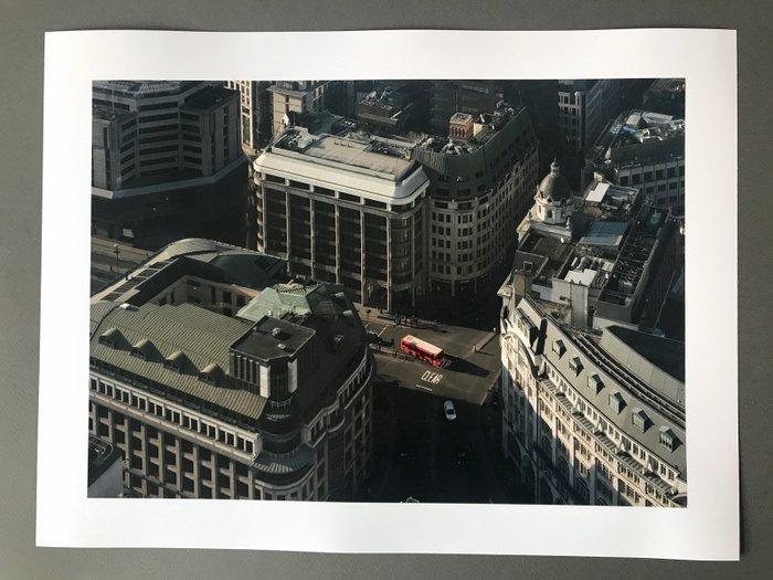 Andre Lichtenberg - Red Bus in the City, Antiquités & Art, Art | Objets design