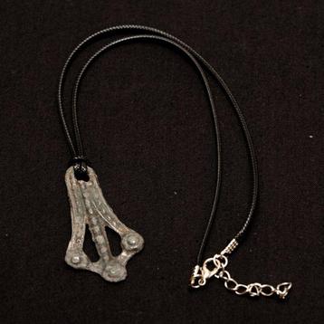 Viking periode Brons beautiful (white) bronze dragon foot