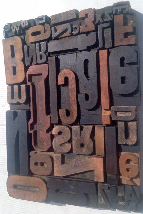 Drukblokken - XL oude typografische letterblokjes - Italië -, Antiek en Kunst, Antiek | Wandborden en Tegels