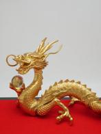 Legering - Takaoka dki  - Gouden draak die een bol, Antiek en Kunst