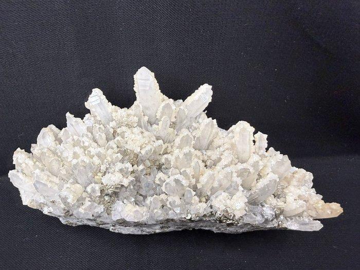 Dolomietkristallen op kwarts-matrix met kleine, Verzamelen, Mineralen en Fossielen