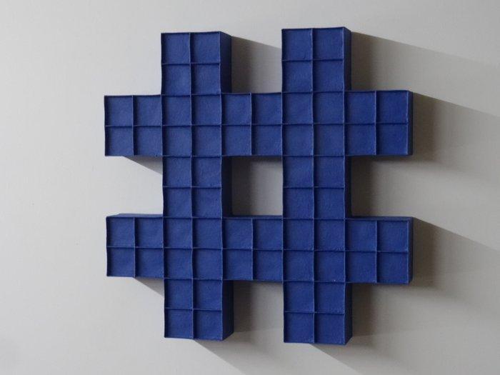 Hans Meeuwsen - Reliëf, 2026 - 5 Indisch blauwe hashtag XL, Antiquités & Art, Art | Objets design