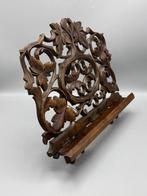 Antieke houten boekenstandaard – rijk gesneden met