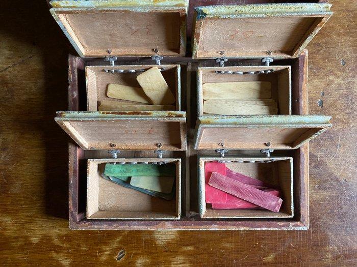 Spelstuk - Handbeschilderd kistje met fiches voor het, Antiek en Kunst, Curiosa en Brocante