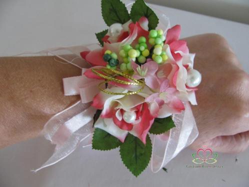 Polscorsage rood-creme gevulde met lint klaar, Huis en Inrichting, Woonaccessoires | Kunstplanten en Kunstbloemen, Nieuw