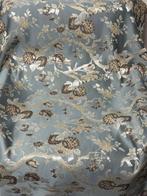 Verweven elegantie: kostbare bloemen op zijde lampasso -