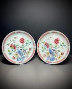 NO RESERVE - Een paar Chinese famille rose borden met pauwen