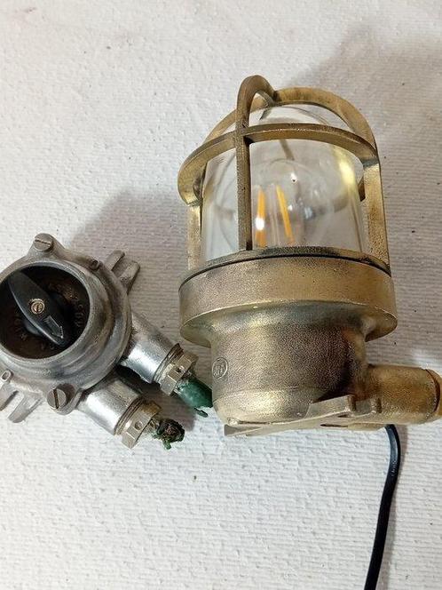 WISKA - WISKA - Lampe (2) - Lumière de cage et interrupteur, Antiek en Kunst, Antiek | Wandborden en Tegels