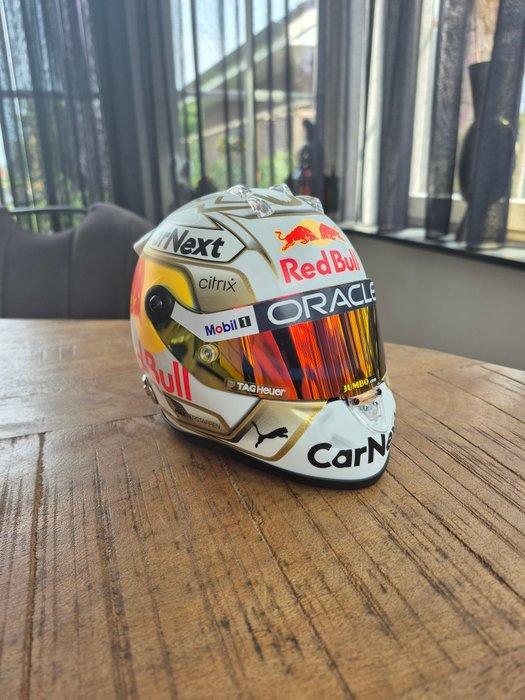 Red Bull Racing - Max Verstappen - 2022 - Scale 1/2 helmet, Verzamelen, Automerken, Motoren en Formule 1