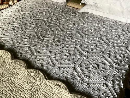 Beddeken Midden XIX eeuw. handgehaakt. - Bedsprei - 1.65 m -, Antiek en Kunst, Antiek | Tapijten, Tafelkleden en Textiel