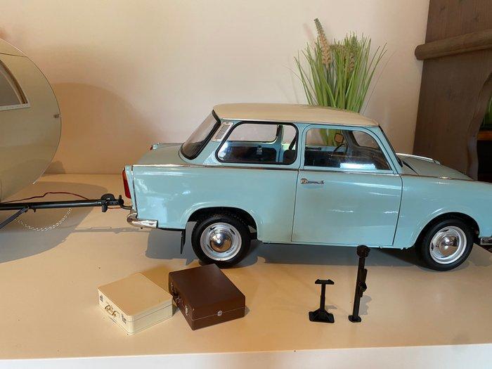 Hachette 1:8 - Modelauto - Trabant 601 mit Würdig 301 deluxe, Hobby en Vrije tijd, Modelauto's | 1:5 tot 1:12
