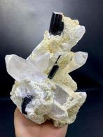 Rookkwartskristallen met natuurlijke toermalijnkristallen
