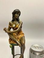 Sculpture, Sexy vrouw op barkruk - 29 cm - Bronze, Antiek en Kunst