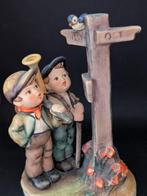 Statue, Goebel Hummel - Oost West - TMK5 - 16 cm -