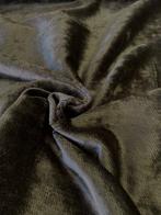 Velours noir intense irisé, doux et consistant, de