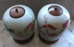 2 X Chinese gemberpot hand geschilderd incl. houten voet. -, Antiek en Kunst