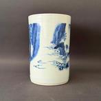 Een 17e-eeuwse blauw-witte kwastenpot met figuurdecoratie -, Antiek en Kunst