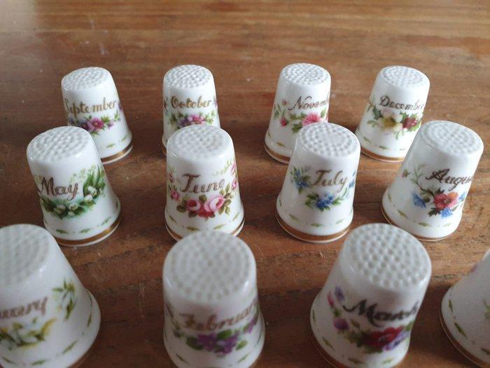 Royal Albert - Vingerhoed (12) - Serie Flowers of Month, Antiek en Kunst, Curiosa en Brocante