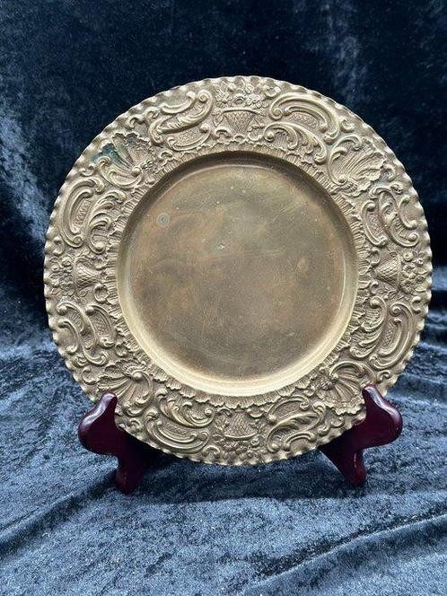 Antiker Wandteller aus Messing – reich verziert mit floralen, Antiek en Kunst, Curiosa en Brocante