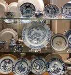 Onderbord - Een grote Chinese blauw-witte hert schaal. - Een